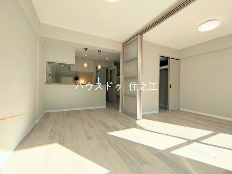 ソファーやダイニングテーブルを置いてもゆとりのある広さのリビングです