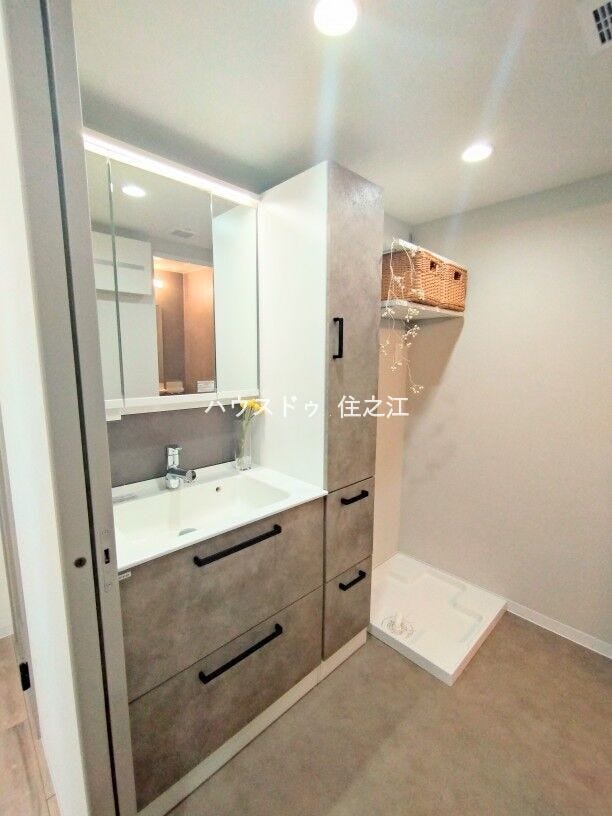 三面鏡の裏に収納もできるので日用品がストックできます