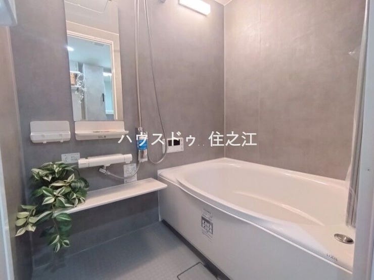 一日の疲れを癒すバスルーム。生活時間の違う家族に嬉しい追炊き機能付きです