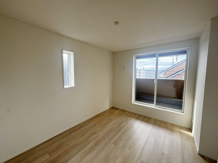 室内(2025年11月)撮影
◎本日案内可能◎
明るく風通し良好な2階洋室♪