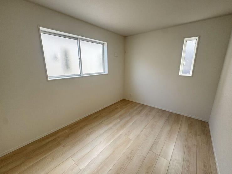 室内(2025年11月)撮影
◎本日案内可能◎
リビングや洋室のフローリングは傷に強い、美しい仕上がり♪特殊加工を施しており、お掃除も楽々です♪