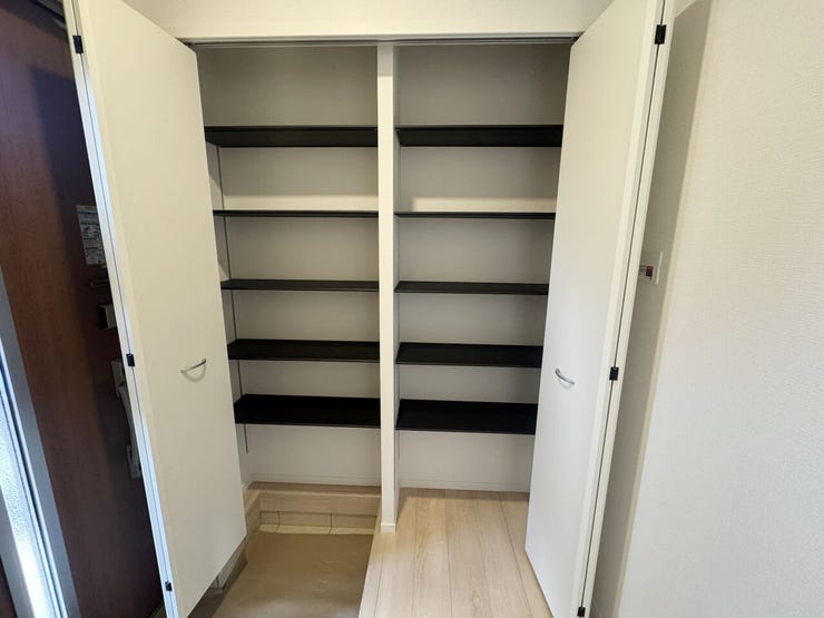 室内(2025年11月)撮影
◎本日案内可能◎
シューズクローゼットは飽きの来ないデザインと大容量タイプで便利にお使いいただけます。