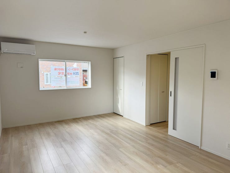 室内(2025年11月)撮影
◎本日案内可能◎
家族みんなが集まるリビングは、シンプルですっきりとしたデザインです。