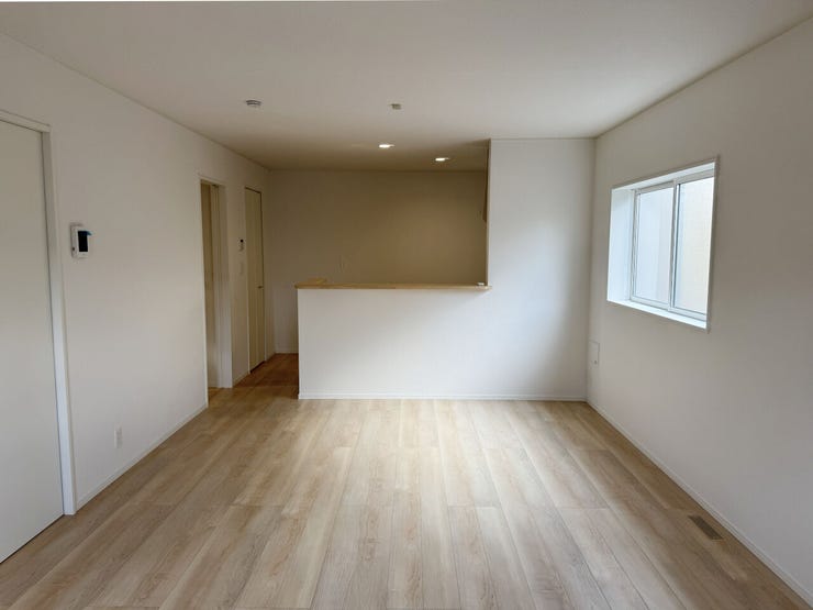 室内(2025年11月)撮影
◎本日案内可能◎
広々18帖のLDK!白を基調としていて清潔感があります♪