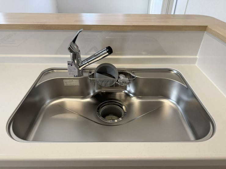 室内(2025年11月)撮影
◎本日案内可能◎
大きな鍋も洗いやすい形状になっているシンクは、水ハネ音が静かな静音設計!