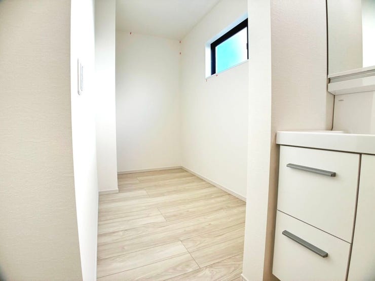 ◎リネン(2/1撮影)
前面所横には大容量のリネンスペースを設けました!
物干しスペースとしての利用やご家族の肌着収納、タオル収納など様々な用途で使えます!