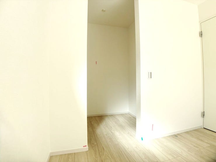 ◎WIC(2/1撮影)
枕棚などもない広々としたスペースは高さのあるワードローブなどの家具を置くことができるので、自分好みのスタイルを作れます!