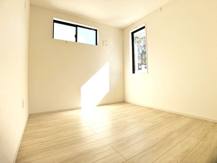 ◎洋室(2/1撮影)
フローリングは定番のメープルカラー、収納扉などはホワイトで清潔感もあり、家具もあわせやすい色合いです。