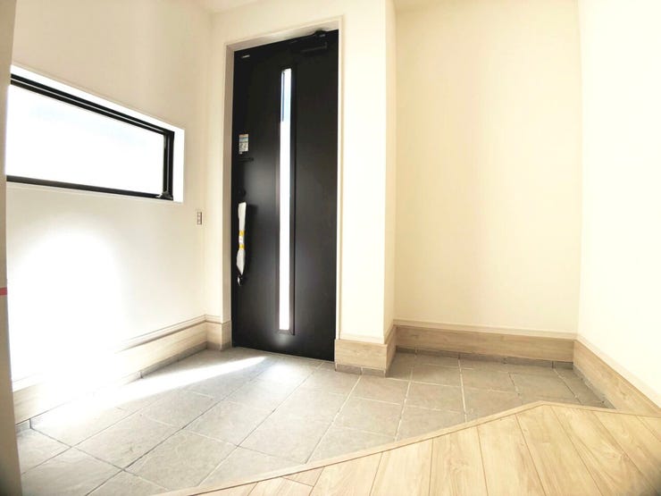 ◎玄関(2/1撮影)
玄関扉を開けると解放感たっぷりな玄関ホールが。土間部分が広いのでベビーカーやゴルフバックなども置けます◎