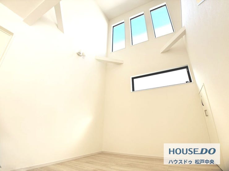 ◎吹抜(2/1撮影)
日中は自然光が室内を照らし、照明をつけなくても明るい雰囲気に。夜は月明かりがやさしく差し込み、そんな暮らしのワンシーンを演出してくれる吹抜を採用♪