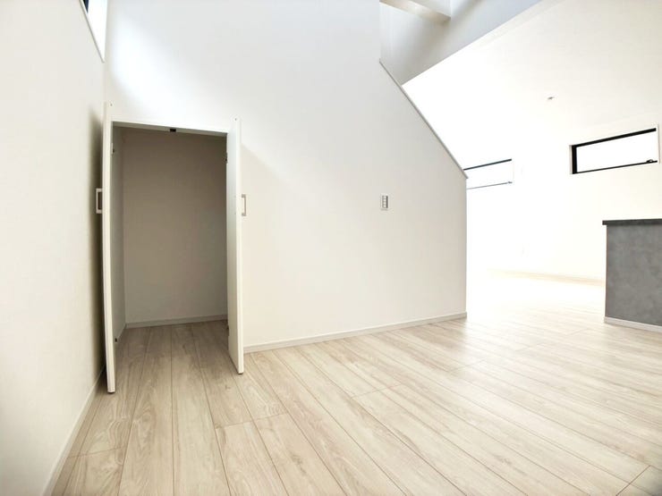 ◎リビング収納(2/1撮影)
リビングにも収納付!普段よく使うものから、お子様のおもちゃまで、便利に使える収納です!