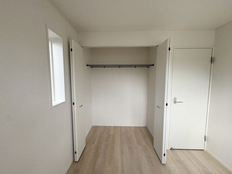 室内(2025年11月)撮影
◎本日案内可能◎
長い丈の衣類や雑貨類もすっきり収納できます◎