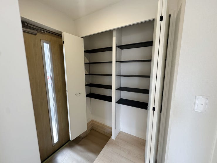 室内(2025年11月)撮影
◎本日案内可能◎
シューズボックスは家族の靴をまとめて収納でき、すっきりとした玄関に見せてくれます!