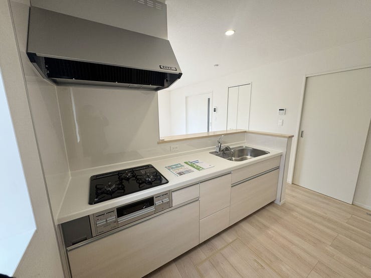 室内(2025年11月)撮影
◎本日案内可能◎
奥行きのあるキッチンスペースは冷蔵庫や食器棚を置いてもゆったりした空間。