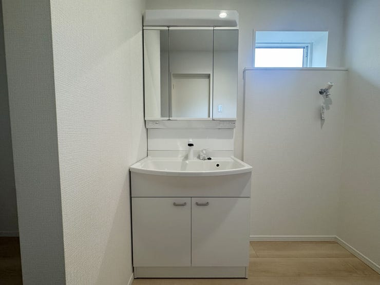 室内(2025年11月)撮影
◎本日案内可能◎
片手で引き出せるホース付きの洗面台は、小さなお子様の手洗いにも安心してお使いいただけます。朝の身支度にもピッタリです♪