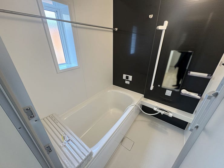 室内(2025年11月)撮影
◎本日案内可能◎
毎日の入浴に満足いただける、ゆったりサイズの換気暖房乾燥機付きユニットバスです。効率よく節水・保温ができるお風呂は、家計にやさしい省エネ仕様です。