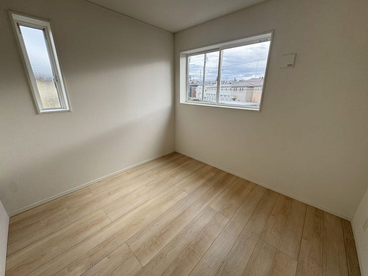 室内(2025年11月)撮影
◎本日案内可能◎
2面採光で日当たりはもちろん、風通しも良いので快適にお過ごしいただけます♪