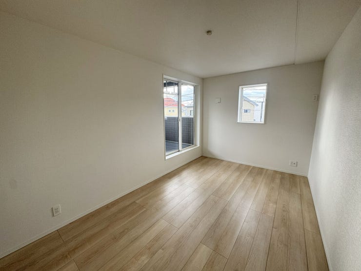 室内(2025年11月)撮影
◎本日案内可能◎
リビングや洋室のフローリングは傷に強い、美しい仕上がり♪特殊加工を施しており、お掃除も楽々です♪