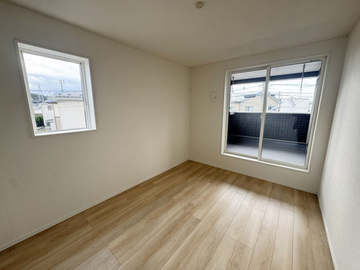 室内(2025年11月)撮影
◎本日案内可能◎
明るく風通し良好な2階洋室♪全室に収納付きで、お部屋を広々お使いいただけます!