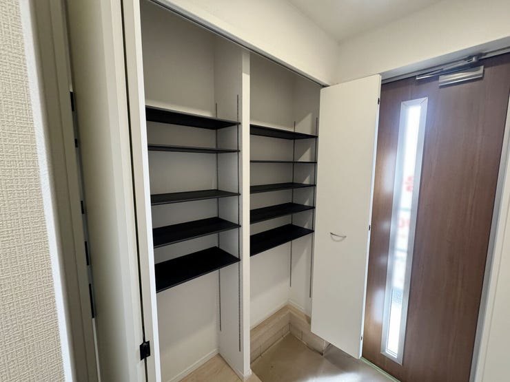 室内(2025年11月)撮影
◎本日案内可能◎
シューズクローゼットは飽きの来ないデザインと大容量タイプで便利にお使いいただけます。