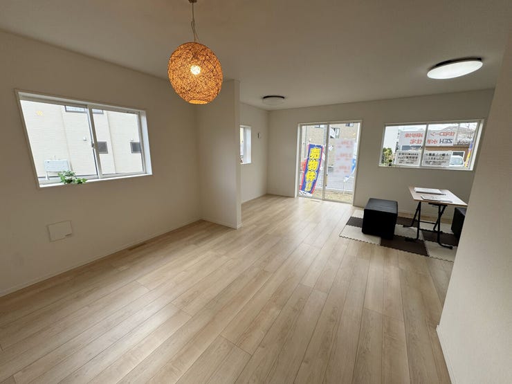 室内(2025年11月)撮影
◎本日案内可能◎
窓から明るい日差しが入ってきてリビング全体が明るくなります♪