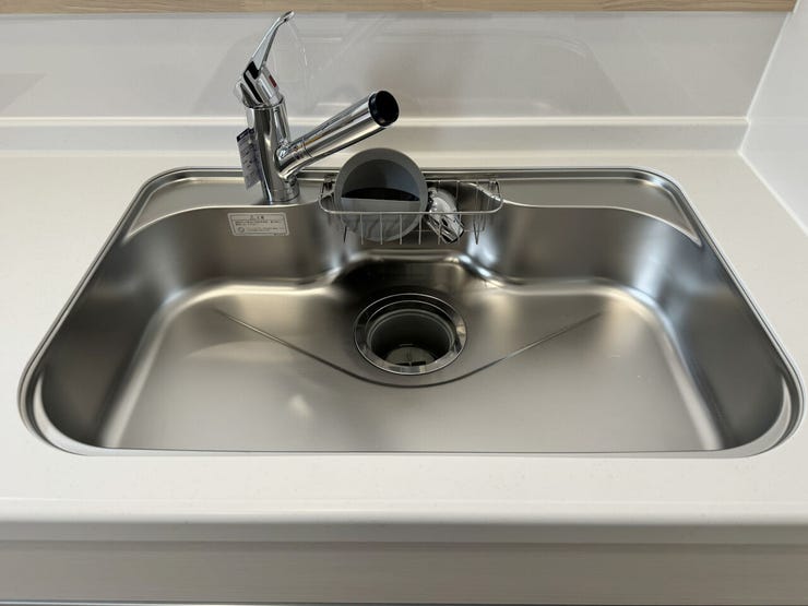 室内(2025年11月)撮影
◎本日案内可能◎
大きな鍋も洗いやすい形状になっているシンクは、水ハネ音が静かな静音設計!