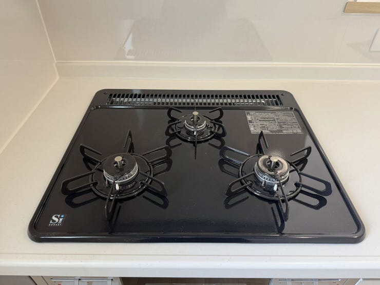 室内(2025年11月)撮影
◎本日案内可能◎
3口ガスコンロは、いっぺんにたくさん調理するときや、鍋の置き場として使えるため便利です。