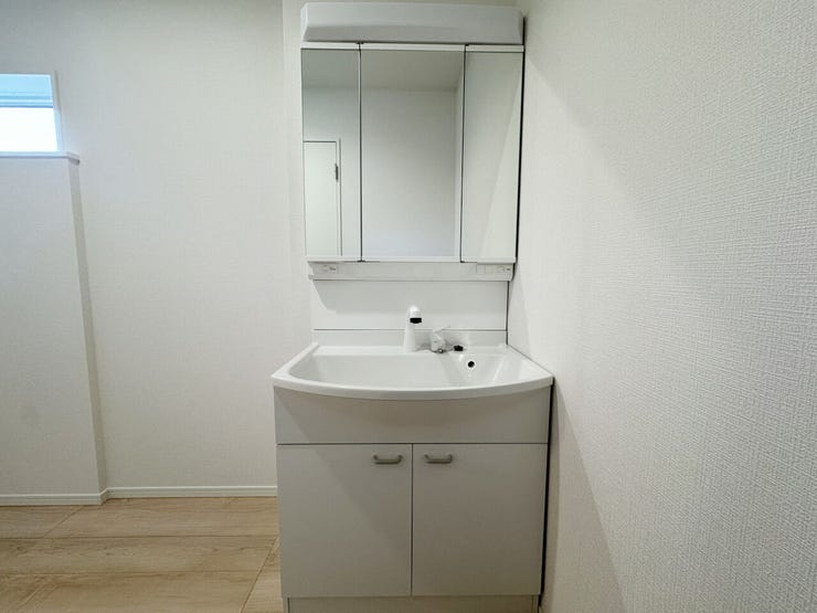 室内(2025年11月)撮影
◎本日案内可能◎
三面鏡のシャンプードレッサーは、鏡扉の裏収納となっております。大容量で小物もすっきり、便利にお使いいただけます。