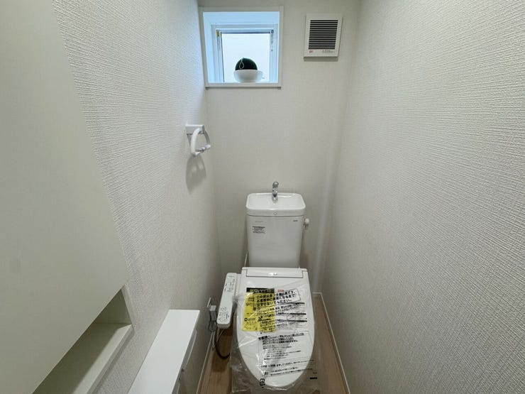 室内(2025年11月)撮影
◎本日案内可能◎
トイレは各階にあり、ご家族で利用が重なりやすい忙しい朝の時間帯もスムーズです。