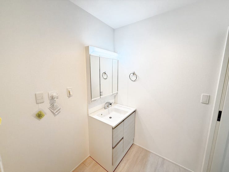 洗面台は横顔もチェックしやすい3面の鏡。鏡後ろは収納スペースとなっており、歯ブラシなどをしまえて便利です。また、洗面下にも収納スペースがあり、入浴剤やお風呂用洗剤などをしまっておけます。