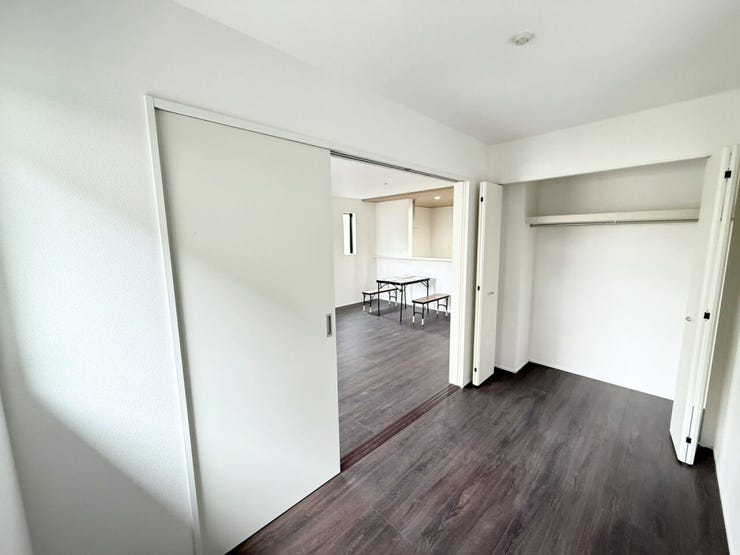 1階3.75帖洋室。寝室と離れている1階だからこそ、音が出やすいクラフト・音楽鑑賞・ゲームなどの趣味部屋として使いやすいメリットがあります♪また、家事室や家事の合間に休むスペースとしてなども♪