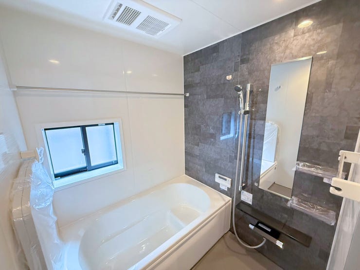 シャワーヘッドの位置を調整できるシャワースライドバー付き。髪を洗う時、体を洗う時、毎日のように使うからこそ、自分の好きな高さで浴びられるちょっとした便利さが嬉しい♪