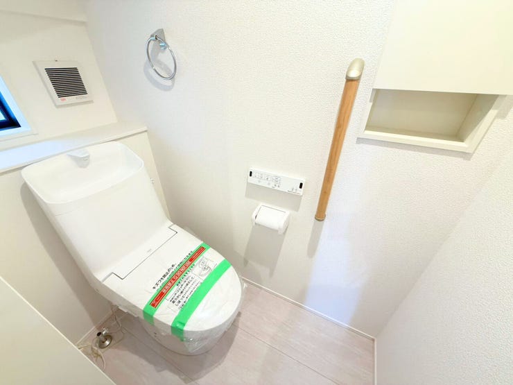 1階トイレ。立つとき、座るときの動作のサポートをし、負担を減らしてくれる手すり付き。運動機能や筋力が低下しているとバランスを崩しやすくなります。もしもの時につかまれる手すりで転倒事故を未然に防止。