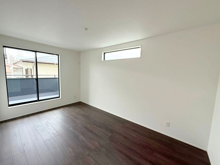 2階7.5帖洋室。バルコニーに面したお部屋なので掃き出し窓があり、日光が差し込みやすいため明るい空間が作れます。また、部屋が広く見える効果も♪お布団などを干しやすいのもうれしいポイント!