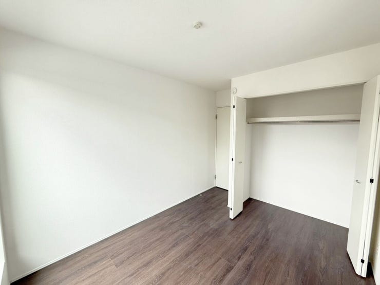 2階南側5.25帖洋室。たっぷりしまえるクローゼット付で毎日のコーディネートが楽しくなります。「今日は何を着ようかな?」心をウキウキさせながら、お気に入りの服を選ぶ楽しみを。