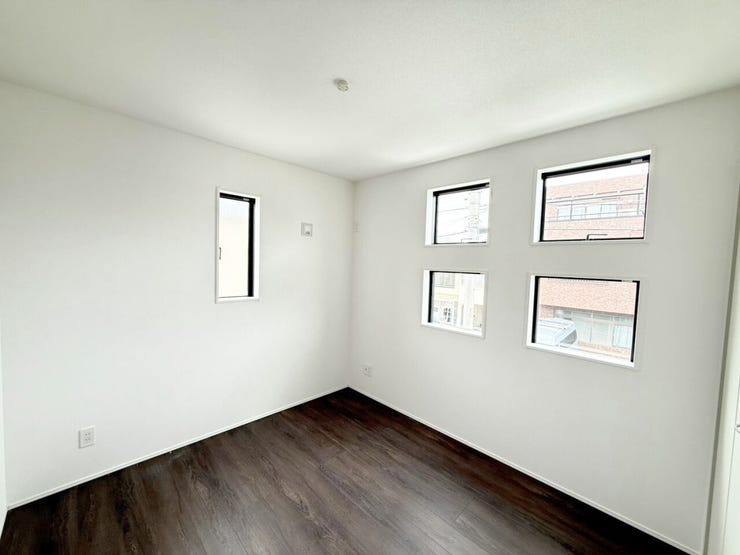 2階北側5.25帖洋室。窓が多めなので、採光が多く、また換気がしやすいので風通しが良くなるメリットがあります♪さらには部屋が広く見える効果も♪