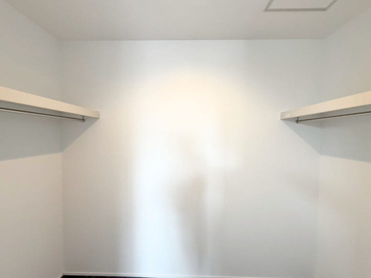 2階7.5帖洋室内ウォークインクローゼット。衣類はもちろん、カバンや靴などの小物や、スーツケースなどの大きめな物も収納できるので、旅行や出張時の準備もスムーズに。
