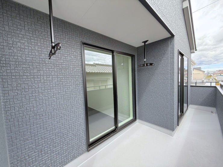 7.5帖洋室側には少し屋根があり、雨の日でも降りこみにくいため換気しやすいです♪またバルコニー全体が屋根に覆われているわけではないので、お部屋が暗くなりすぎないのもメリット♪