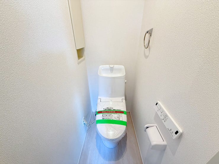 2階トイレ。シンプルな内装と清潔感のある白いトイレ。毎日のトイレタイムは落ち着ける空間がいいですよね。2階にもトイレが設置されているので、朝のトイレ渋滞がおきにくいです。