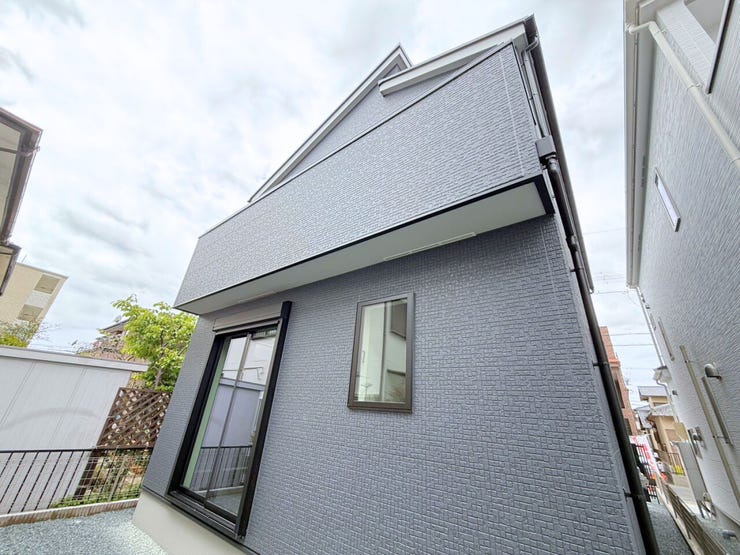 外観裏側。正面とは違った表情を持つ、裏側のデザインも飽きの来ないシンプルなデザインとなっております。お庭から見た時にも楽しめるように季節を裏側にも装飾するのも楽しいかもしれませんよ!?