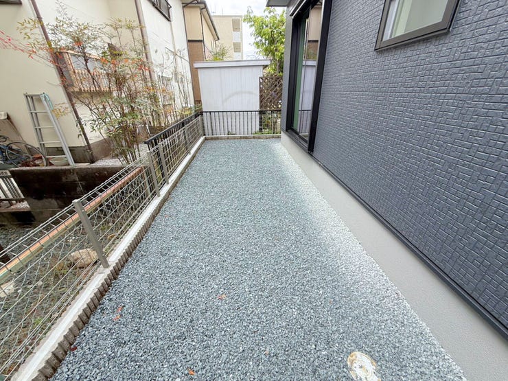 コンパクトなお庭は、忙しい方でも手入れしやすいのが魅力です。多様な植物を組み合わせて、四季折々の花を楽しむ自分だけのオリジナル空間を作ってみませんか?