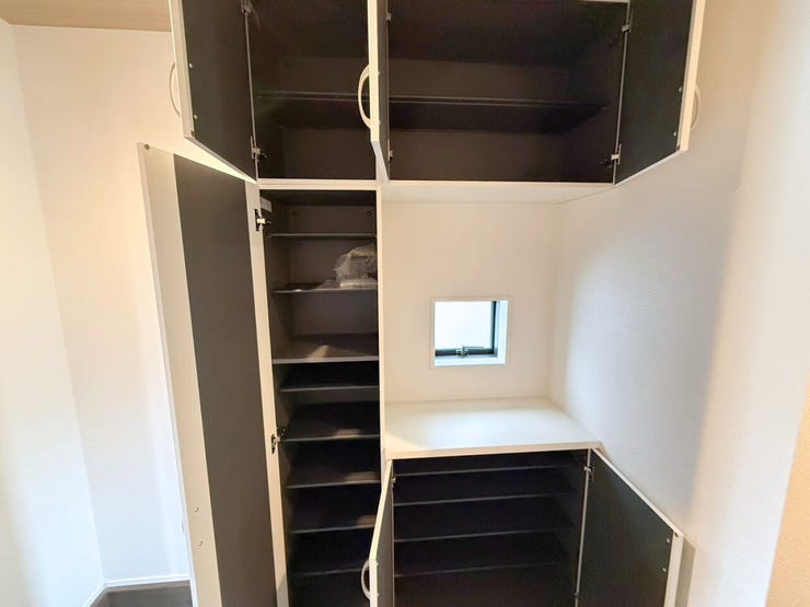 玄関がスッキリ片付く収納スペース付き♪たっぷり収納できると新しい靴が欲しくなりそう♪また、見やすい収納はお出掛け時の靴選びも楽しくなりそうです。