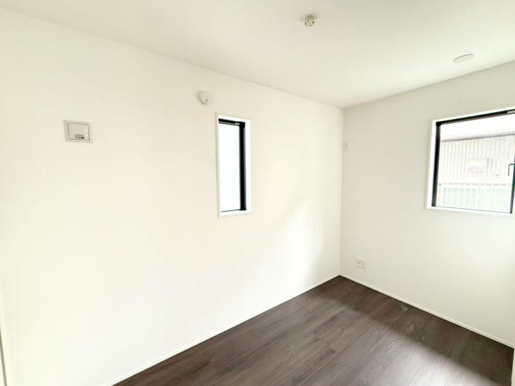 1階3.75帖洋室、別角度。LDK横のお部屋のため、客間としてや運動不足解消のために家族みんなのトレーニングスペース、本棚を設置して読書スペースなど、生活スタイルに合わせて様々な使い方が可能です。