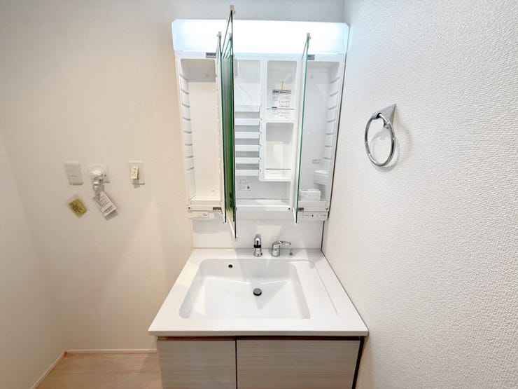 洗面台鏡裏の収納は歯ブラシ、化粧品、シェーバーなどの日用品をスマートに収納できるため、洗面台周りがごちゃつかず、来客時にも生活感を出さずに済みます。