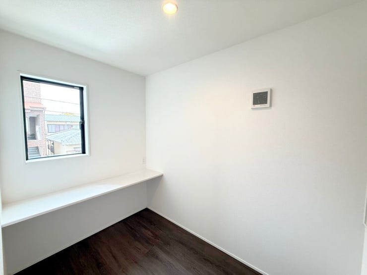 2階フリースペース。観葉植物、写真立て、趣味のフィギュアなどを飾るギャラリーとしてや畳んだ衣類を家族ごとに仕分ける場所としてなど、廊下のちょっとしたスペースは様々な使用方法が可能です。