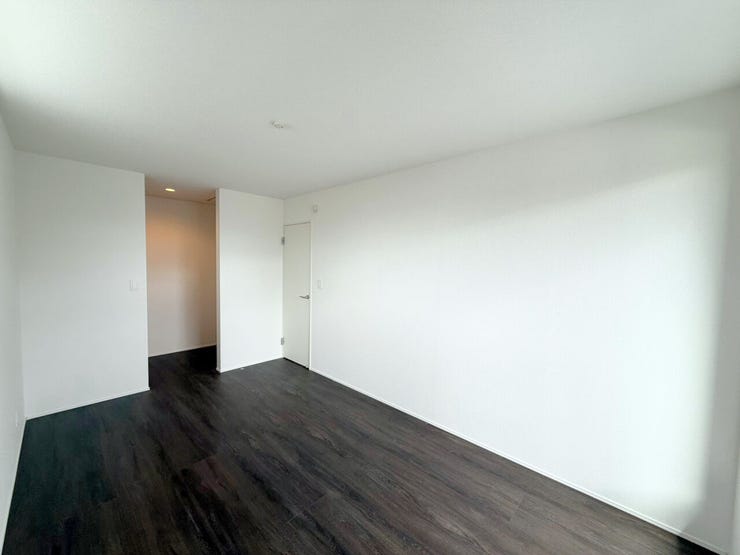 2階7.5帖洋室、別角度。収納豊富なウォークインクローゼット付!たっぷりしまえる収納スペースがあるとお部屋がスッキリ片付きますよ♪また、洋服の出し入れがしやすいとお出掛けも楽しくなりそうです。