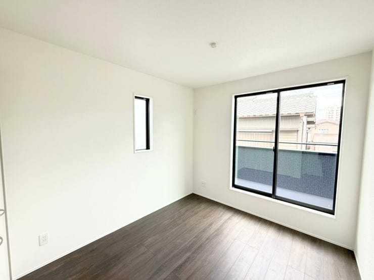 2階南側5.25帖洋室、別角度。自分だけの個室があるって素敵ですよね。勉学に没頭したり、じっくり読書を楽しんだり、音楽にひたったり。そんな満ち足りた日々を過ごすプライベート空間を。