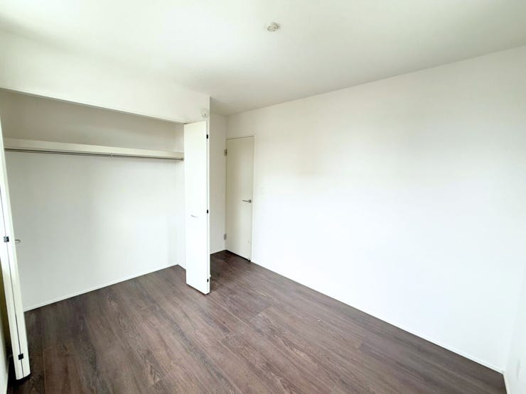 2階北側5.25帖洋室、別角度。たっぷりしまえるクローゼット付で毎日のコーディネートが楽しくなります。「今日は何を着ようかな?」心をウキウキさせながら、お気に入りの服を選ぶ楽しみを。