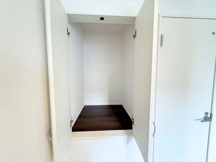 2階廊下収納。掃除用具やトイレットペーパーなどの日用品をしまえて便利♪居室の収納とは別に収納スペースがあることで、気兼ねなくサッとしまえてサッと取り出せるのがうれしいポイント♪