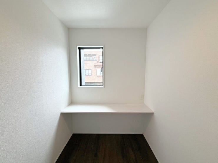 2階フリースペース。読書スペースとしてや、手芸など趣味のスペースなど使い方いろいろ♪畳んだ衣類を家族ごとに仕分ける場所としても♪廊下のちょっとしたスペースは様々な使用方法が可能で便利です♪